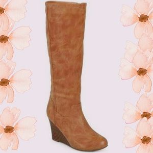 Journee Coll. Round toe Wedge side zipper boots